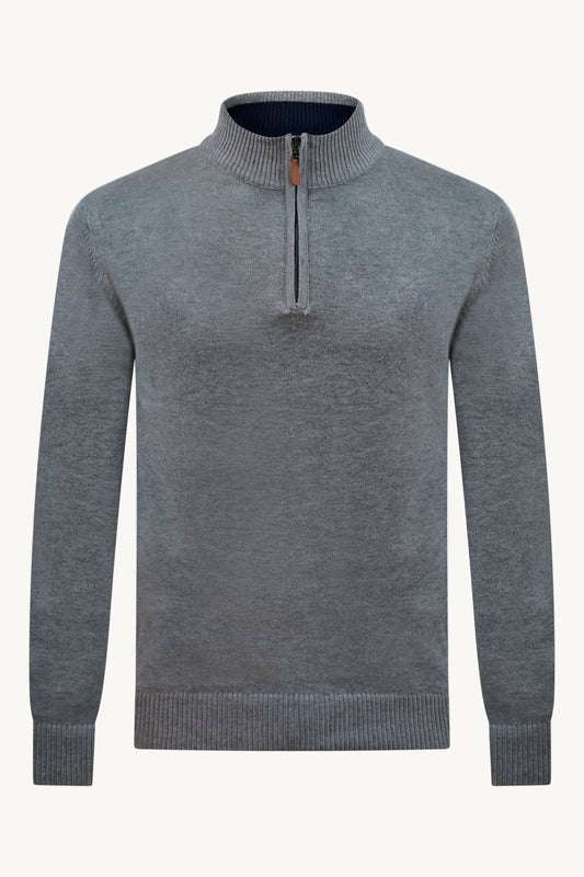 GRAUER STRICKPULLOVER MIT ZIPPER – BLAUER KRAGEN